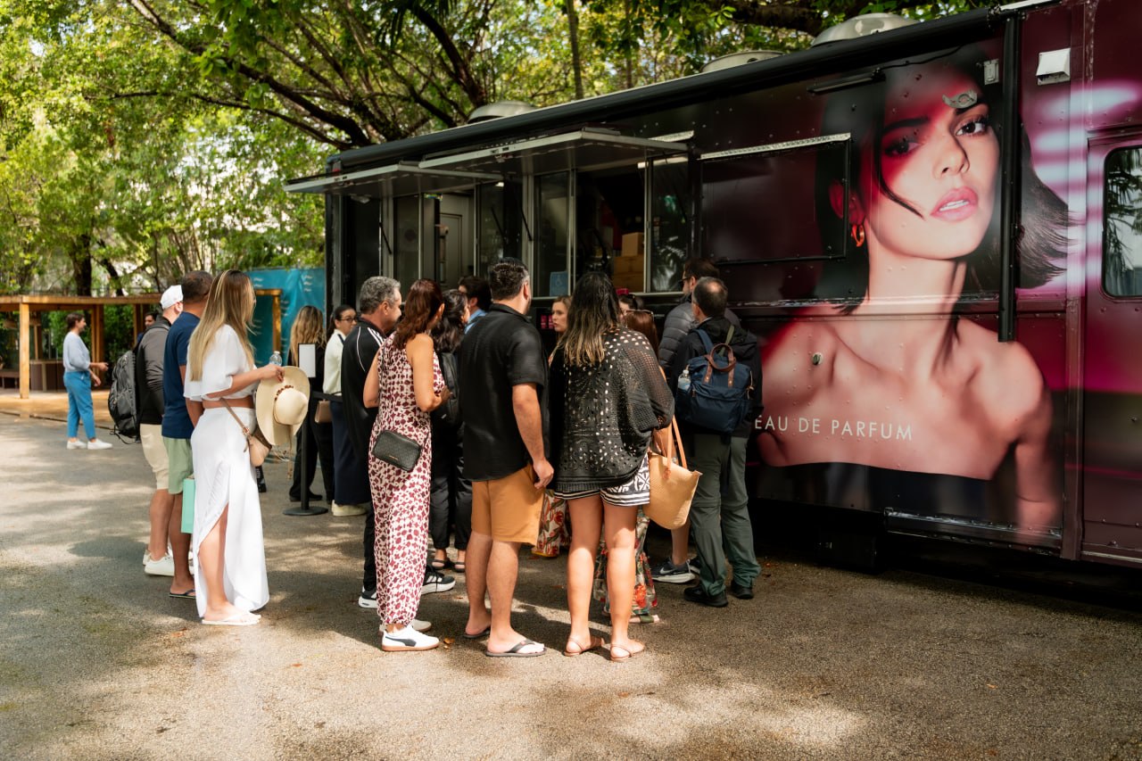 Eau de Parfum mobile pop-up experience with crowd